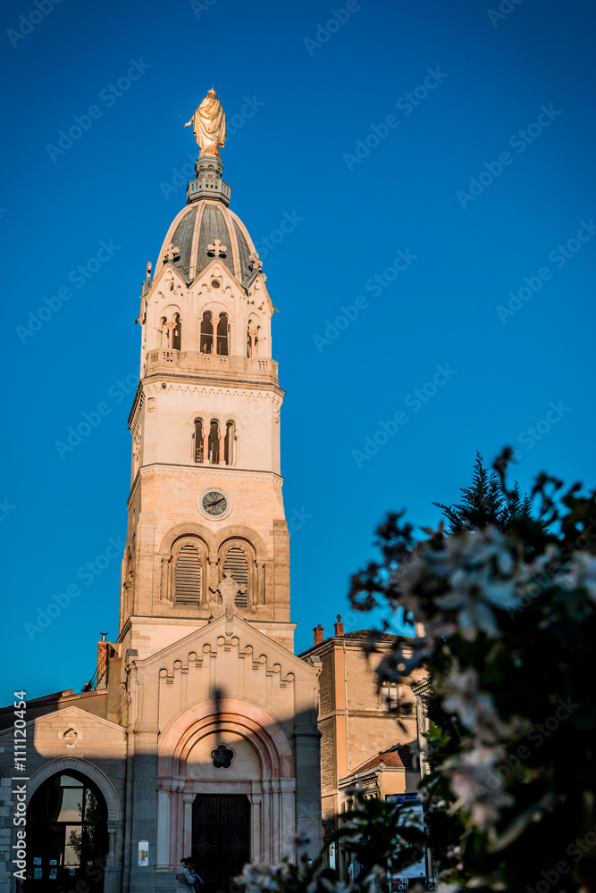 La Basilique Notre-Dame de Fourvière et la vierge doré à Lyon