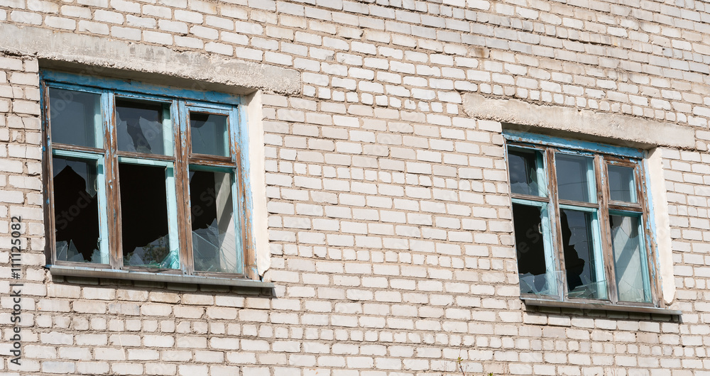 Fototapeta premium Broken windows