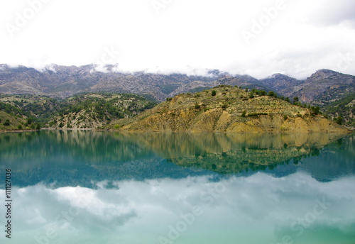 Lac Negratin colline, reflet dans un lac