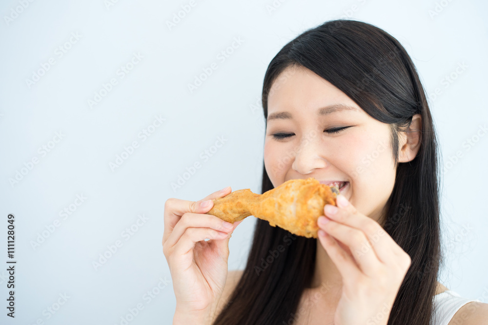 チキンを食べる女性