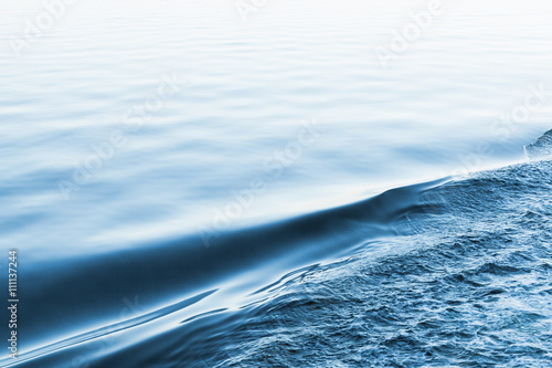Slika na platnu Edge between still and wavy sea water
