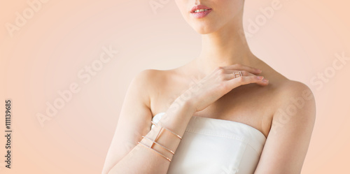 Fotografie close up of beautiful woman with ring and bracelet