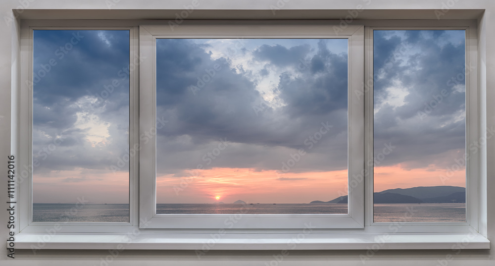 Fototapeta premium Okno z panoramicznym widokiem na morze i piękny wschód słońca