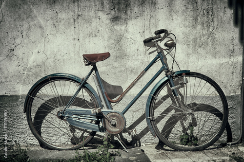 Antica bici appoggiata in una parete - Vintage