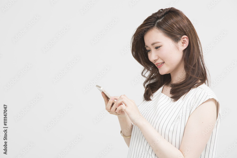 スマートフォンを使う女性 スマートフォンを使う女性