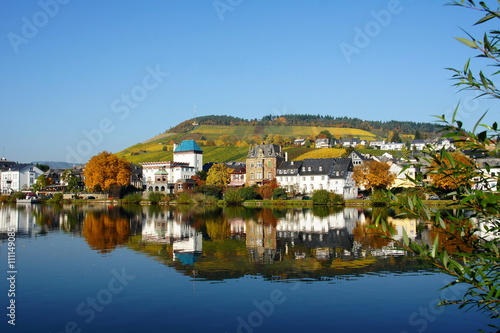 Stadt Traben-Trarbach an der Mosel im Herbst, bekannt für ihren Wein und die Jugendstilbauten 