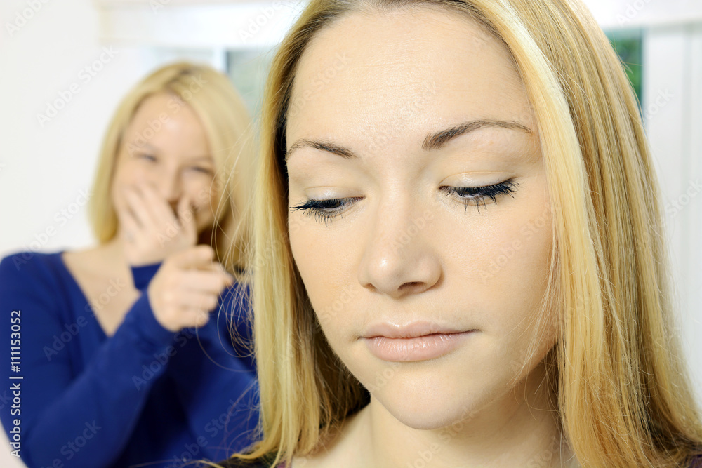 Frau ist Opfer von Stalking, Mobbing, Bullying und Beleidigung Frau ist Opfer von Stalking, Mobbing, Bullying und Beleidigung