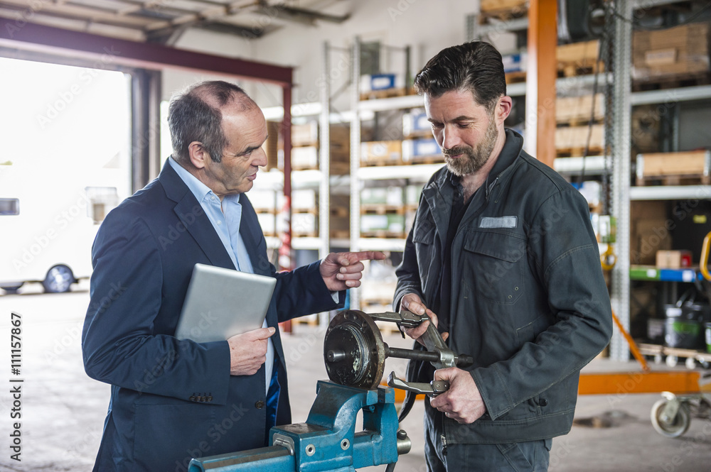 Mechaniker,besprechen,arbeiten,sprechen,Kompetenz,Erfahrung,stehen Mechaniker,besprechen,arbeiten,sprechen,Kompetenz,Erfahrung,stehen