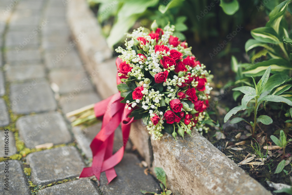 Naklejka premium Bouquet of beautiful flowers and greenery is on the green grass