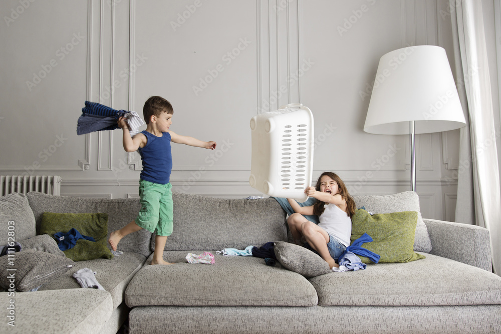 Junge,Mädchen,Stehlampe,Sofa,Wohnen,Zuhause,Wohnzimmer Stock Photo | Adobe  Stock