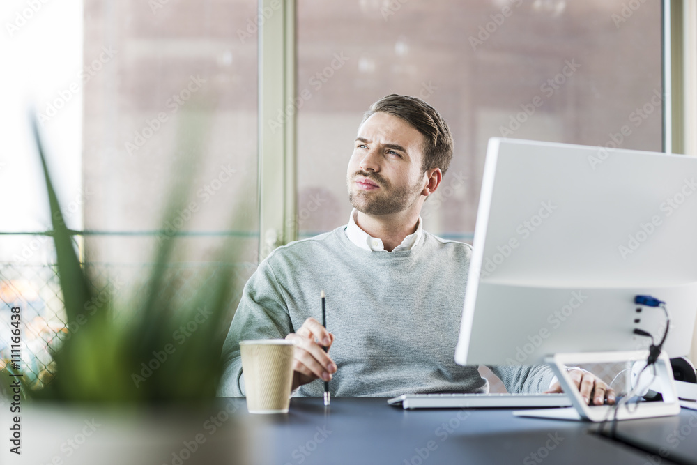 Schreibtisch,arbeiten,Fenster,ernst,nachdenklich,wegsehen,Computermonitor Schreibtisch,arbeiten,Fenster,ernst,nachdenklich,wegsehen,Computermonitor