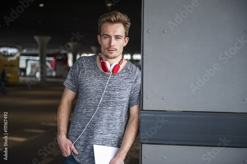 T-Shirt,Bus,Kopfhörer,nachdenklich,stehen,Freizeit,Lifestyle photo