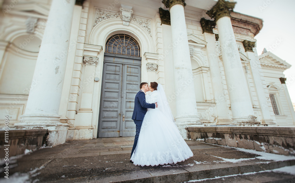 Obraz premium Beautiful Wedding photo session near architecture