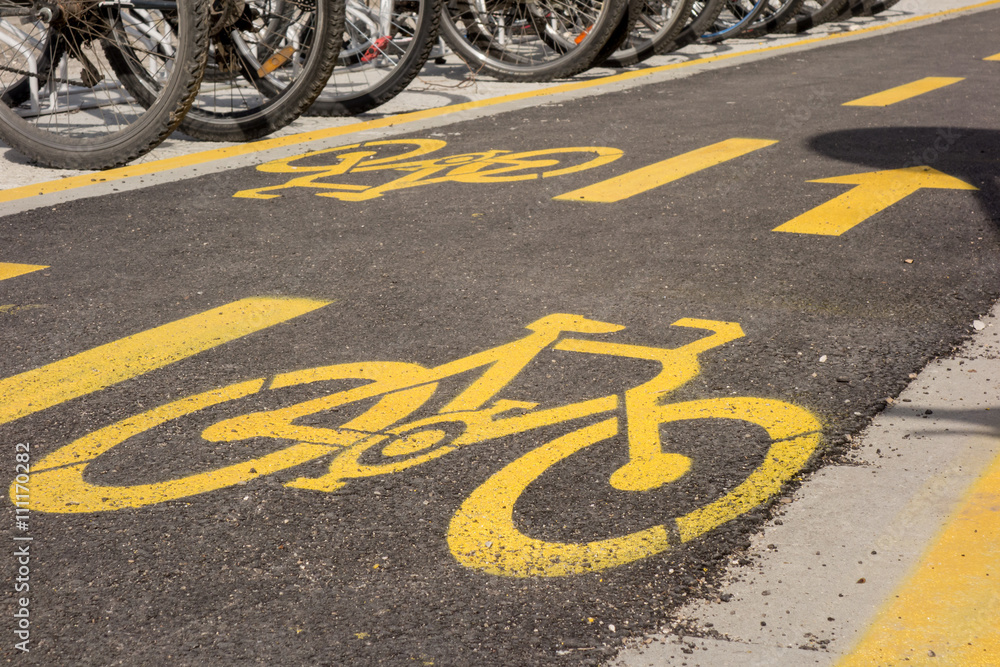 Obraz premium bicycle lane sign on the road