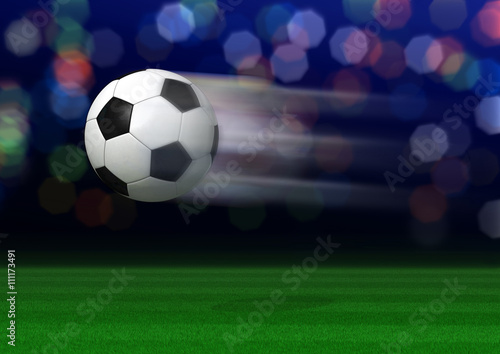 geschossener Fußball über Rasen im Stadion © Ralf Wehr