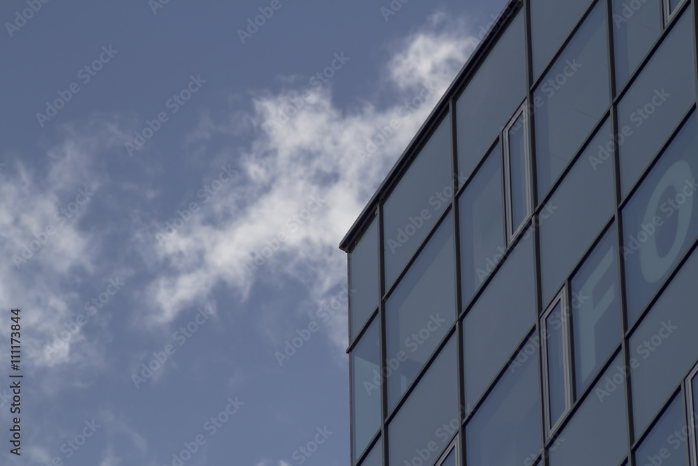 Fassade Detail mit Fenstern Glas und Dachkante im Kontext zum Hi Fassade Detail mit Fenstern Glas und Dachkante im Kontext zum Hi