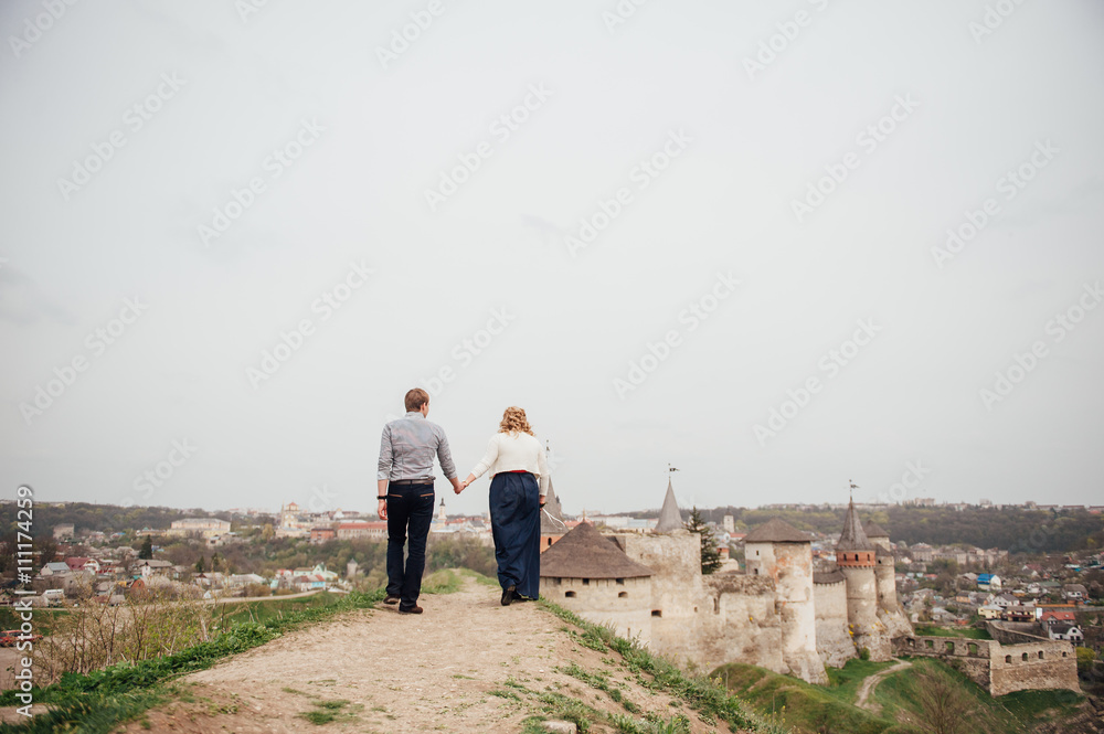 Obraz premium Young couple have fun near the medieval castle