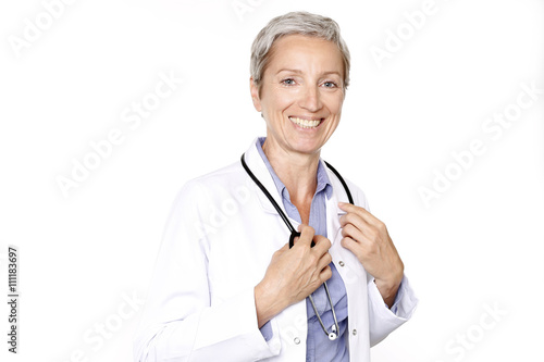 Charmant lächelnde Ärztin mit Händen am Kragen