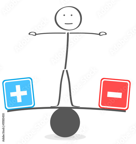 Männchen balanciert auf einem Brett mit Plus und Minus 