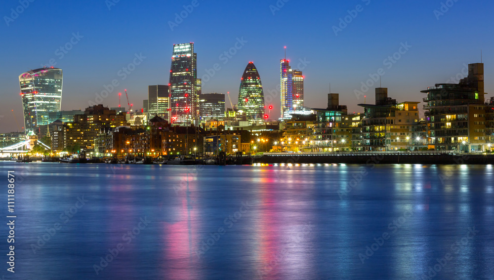 Obraz premium Cityscape of London with reflection in Thames river at night, UK