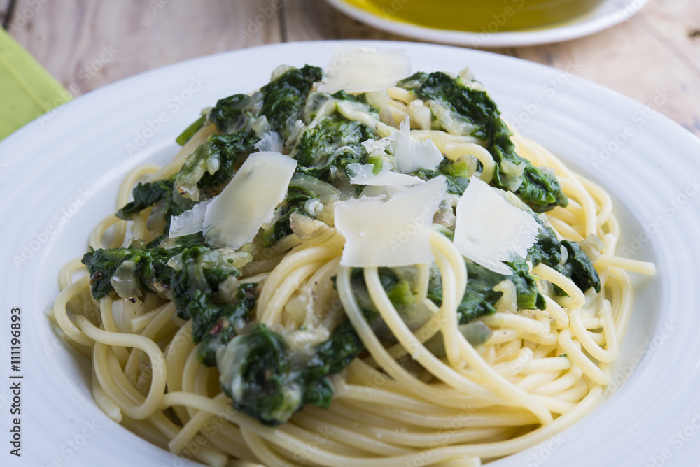 Spaghettis with spinach and Parmesan.