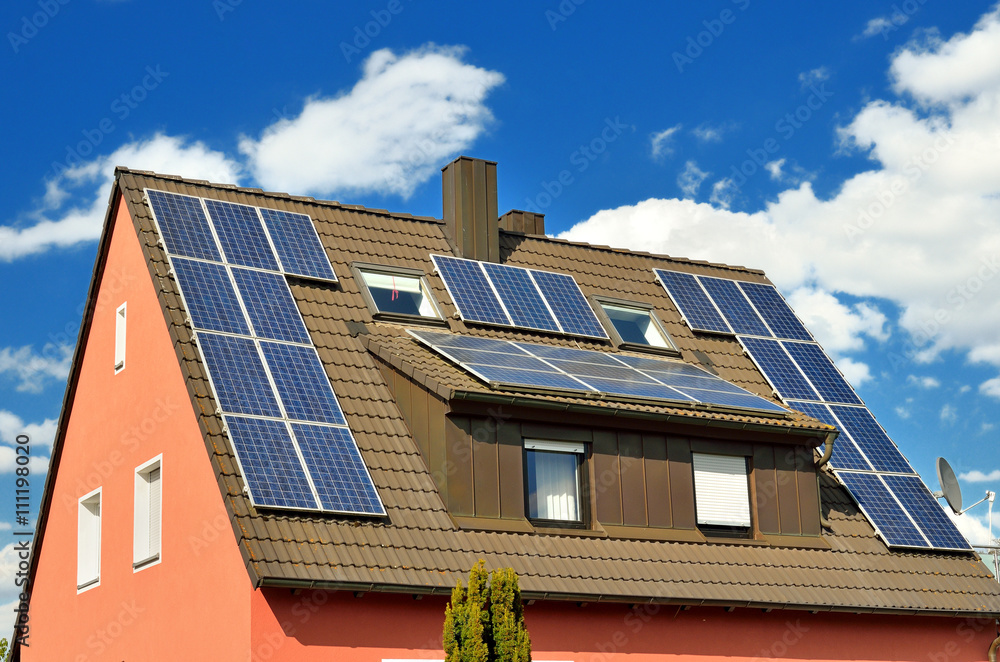 Fototapeta premium Hausdach mit Solarzellen