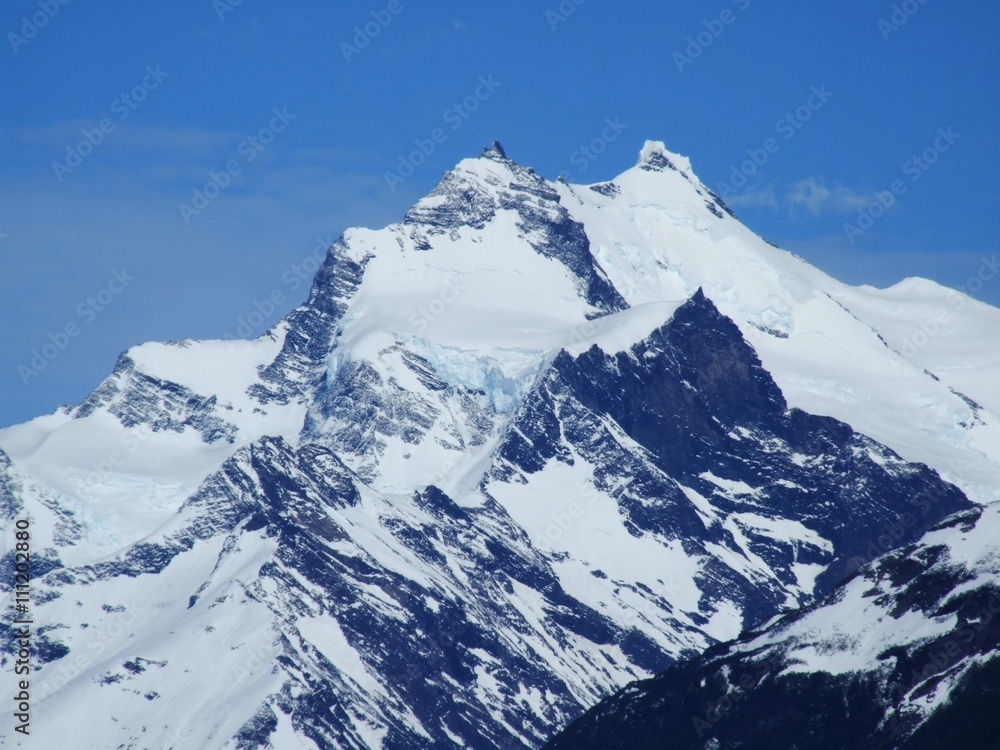 Majestätischer Gipfel Cerro dos picos mit Gletscher in Patagonien