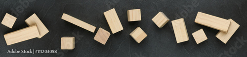 Cubes en bois sur ardoise