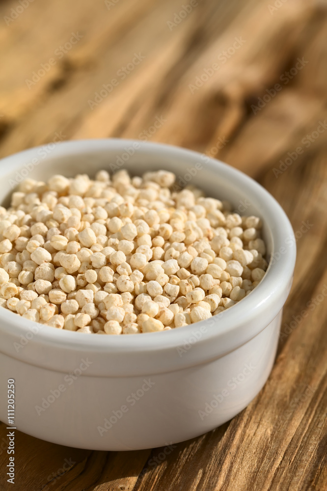 Gepuffte weisse Quinoa Samen (lat. Chenopodium quinoa) in kleiner Schüssel, fotografiert mit natürlichem Licht (Selektiver Fokus, Fokus ein Drittel in die Quinoa) Gepuffte weisse Quinoa Samen (lat. Chenopodium quinoa) in kleiner Schüssel, fotografiert mit natürlichem Licht (Selektiver Fokus, Fokus ein Drittel in die Quinoa)