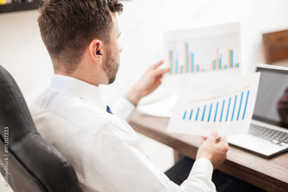 Obraz premium Rear view of a businessman at work