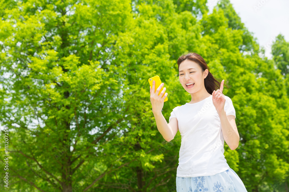 スマートフォンを見る女性 スマートフォンを見る女性