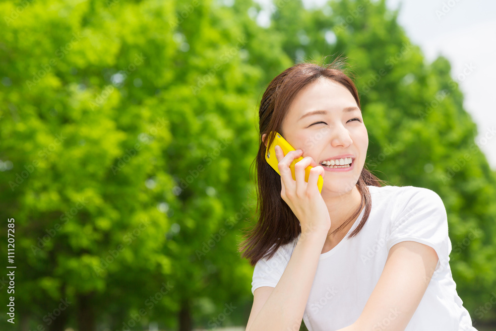 電話をする女性 電話をする女性