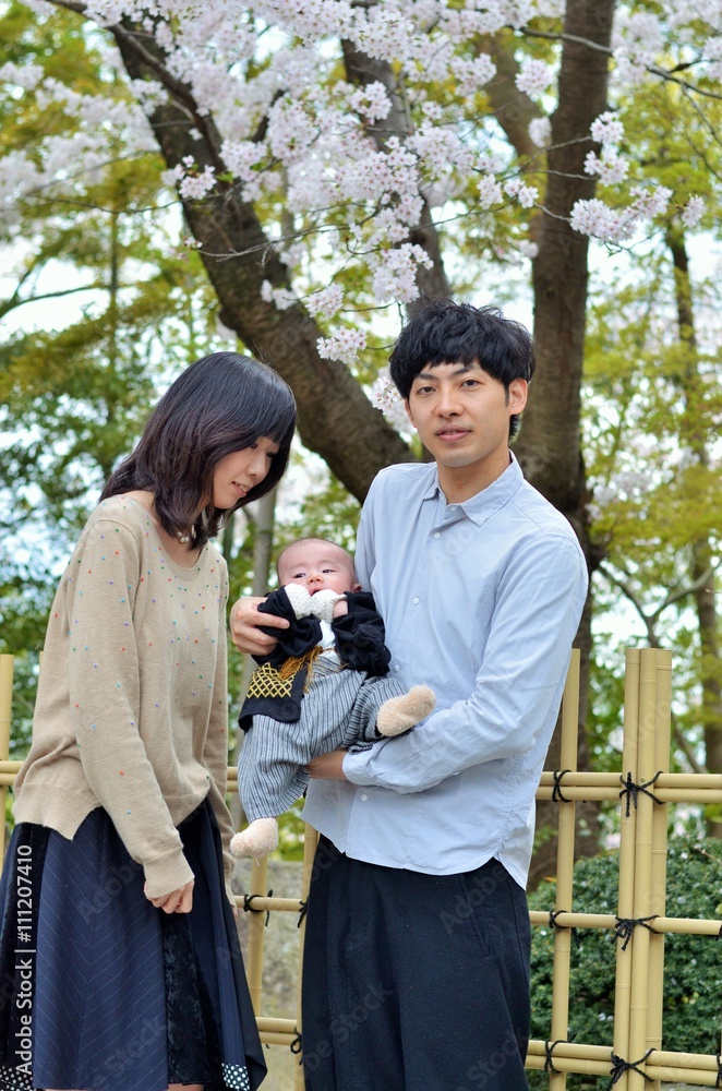 袴姿の赤ちゃんと両親