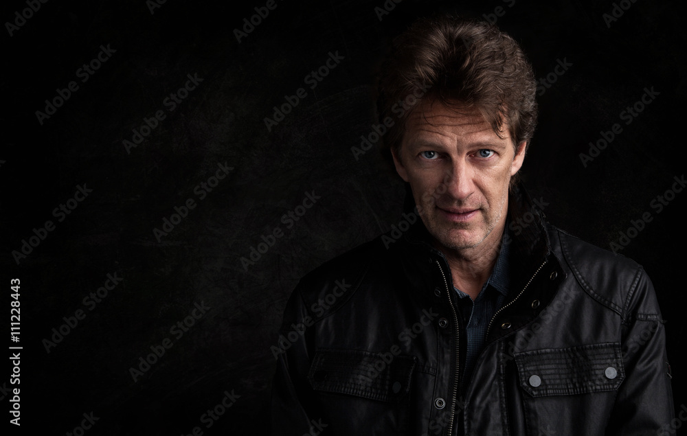 Fototapeta premium Attraktiver nachdenklicher Mann mit dunkler Jacke 