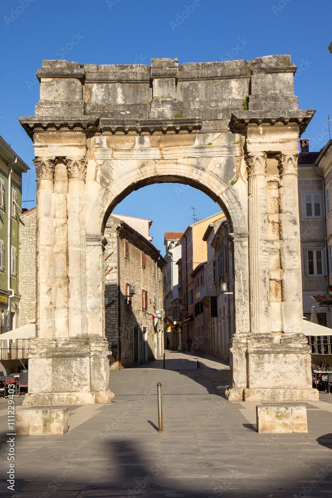 Obraz premium Golden Roman Gate (Sergius Arch) in Pula, Croatia