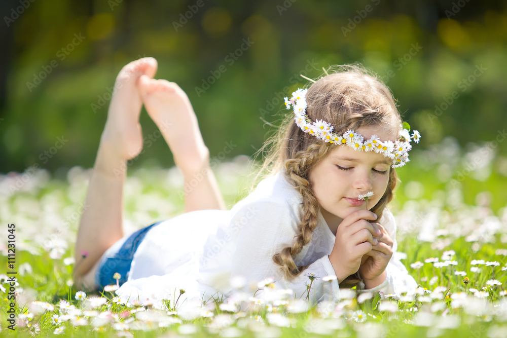 Obraz premium Happy kid in a camomile field 