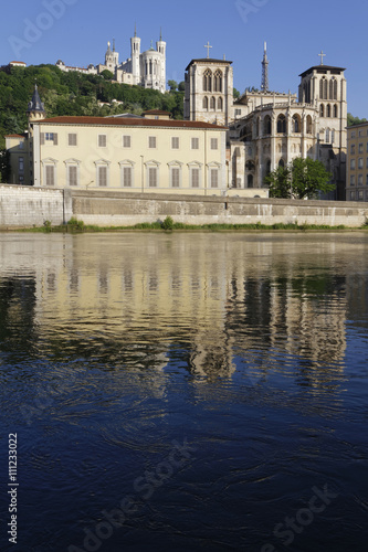 Cathédrale Saint-Jean et son reflet dans la Saône