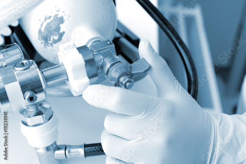 Quadro su tela Hand on the oxygen cylinder valve