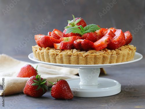 Fényképezés pie shortcake dough with fresh berries strawberries