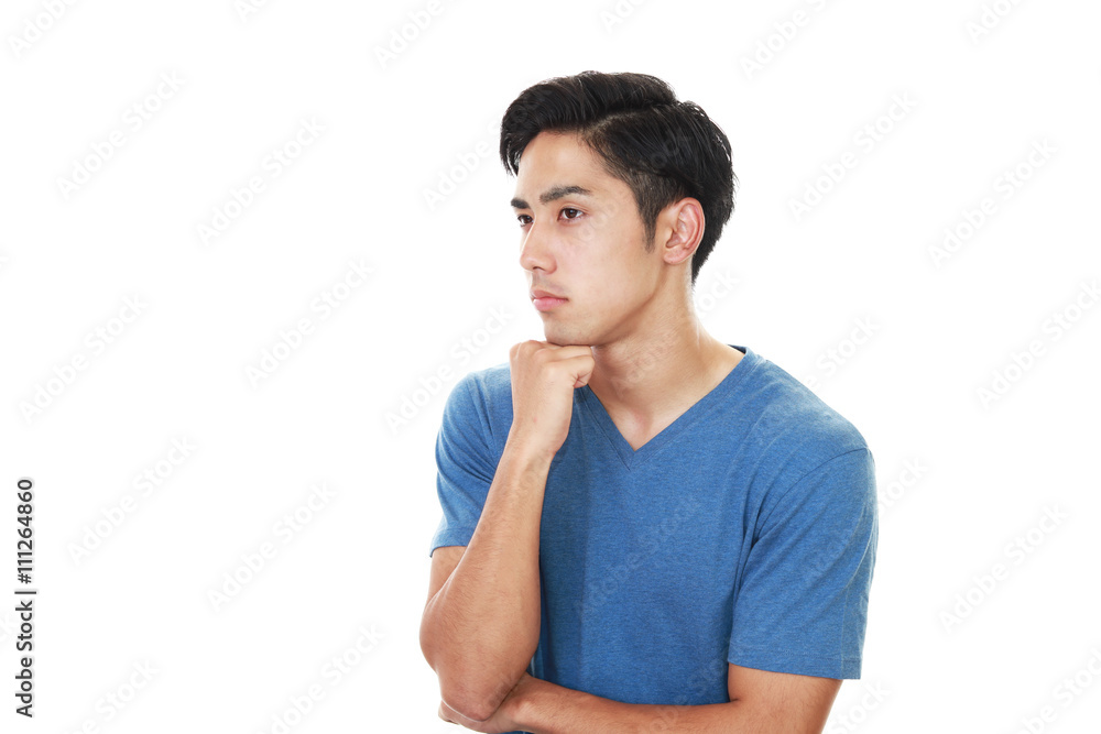 真剣な表情の青年