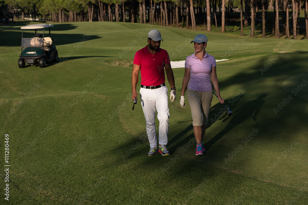 Obraz premium couple walking on golf course