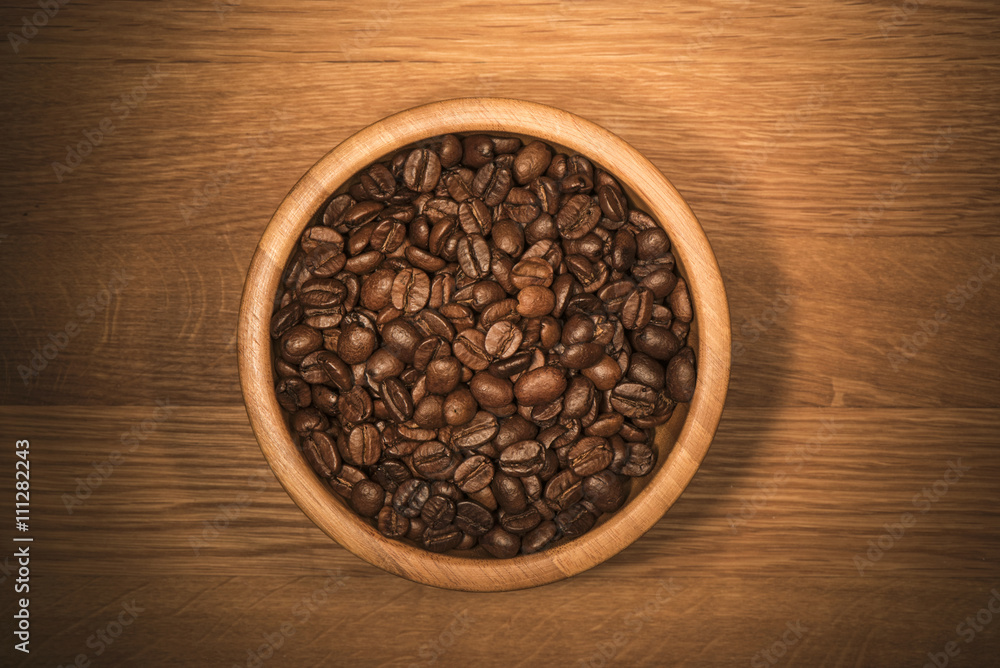 Fototapeta premium Coffee beans in a wooden bowl