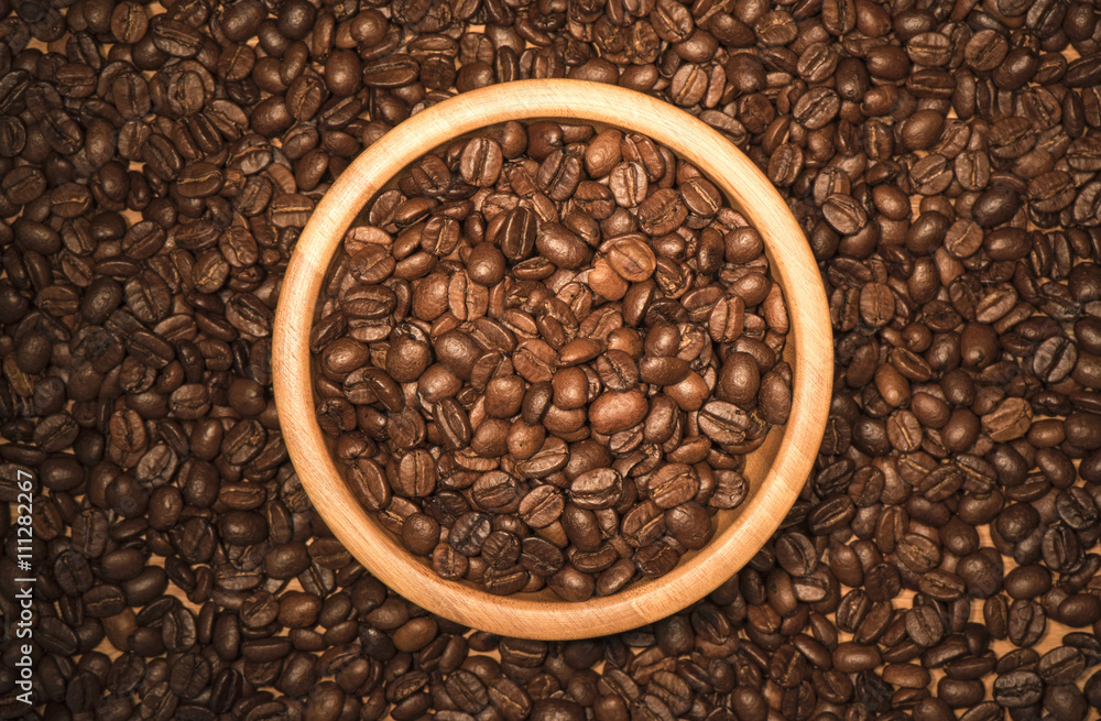 Fototapeta premium Coffee beans in a wooden bowl