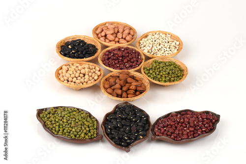 Job's tears, Soy beans, Red beans, black beans, Peanut, pine nut, Almond and green beans with the health benefits of whole grains.