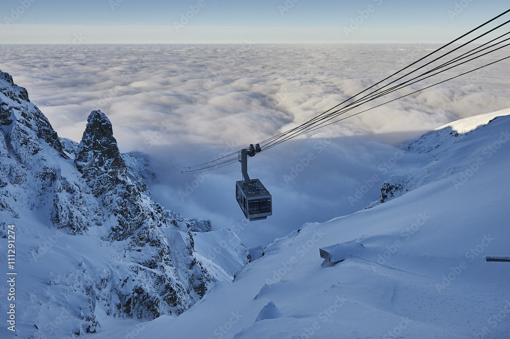 Obraz premium Wyciąg krzesełkowy na Kasprowy Wierch z doliną Gasienicową w oddali, przyroda