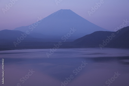 湖の穏やかな夜明け