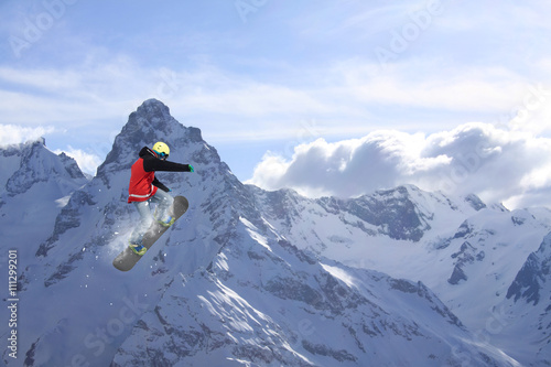 Photo Snowboard rider jumping on mountains