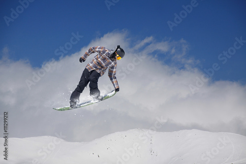 Foto Snowboard-Fahrer auf den Bergen springen