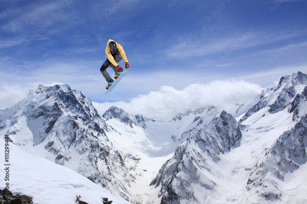 Photographie Snowboard rider jumping on mountains - Acheter-le sur  Europosters.fr