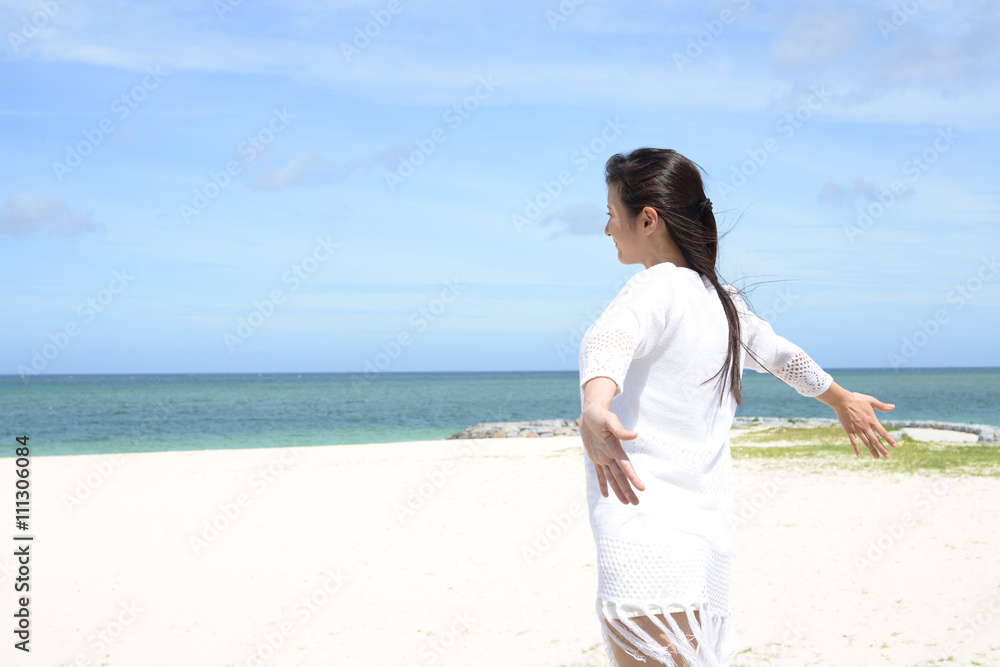 沖縄の海で寛ぐ女性